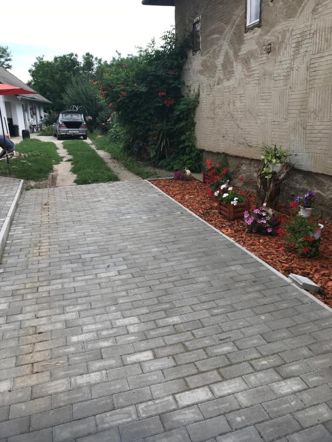 Agi Fogado Apartment Kisujszallas Екстериор снимка